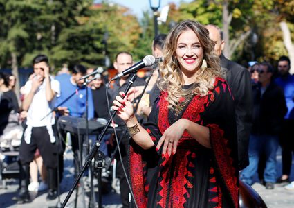 دلال ابو آمنة تغني مزيج من التراثين التركي والفلسطيني " يا زماني