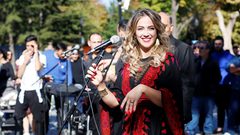 دلال ابو آمنة تغني مزيج من التراثين التركي والفلسطيني " يا زماني
