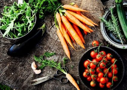 خبراء: تناول الخس والجزر يغني عن الخبز والأرز