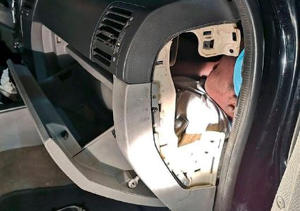 أوشكت على الموت.. طفلة مهاجرة تخبئ نفسها في أغرب مكان في السيارة!