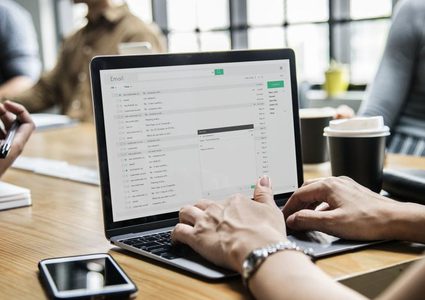 اعمل وانت مستلق! مقعد من شركة لتوفر راحة موظفيها