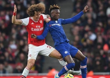 ارسنال يفرض التعادل على تشيلسي بعشرة لاعبين