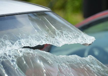 شاب روسي ينجو بأعجوبة من انزلاق سيارتين