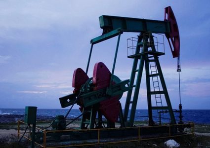 أسعار النفط تهبط نحو 1%