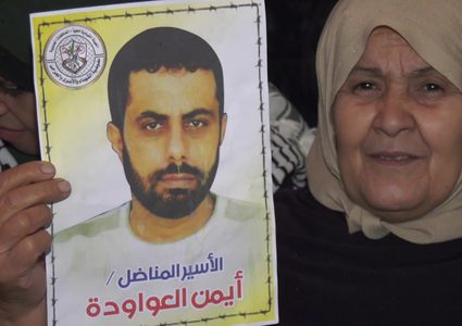 معاناةٌ يومية تكابدها أمهات الأسرى في قطاع غزة خلال زيارة ابنائهن