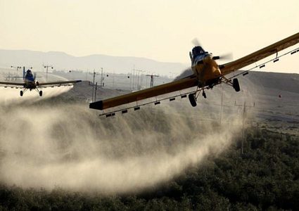 الكشف عن مبيدات "سامة" يلقيها الاحتلال شرق غزة