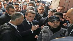 الرئيس الفرنسي يطرد شرطة الاحتلال من أمام كنيسة بالقدس