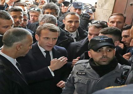 الرئيس الفرنسي يطرد شرطة الاحتلال من أمام كنيسة بالقدس