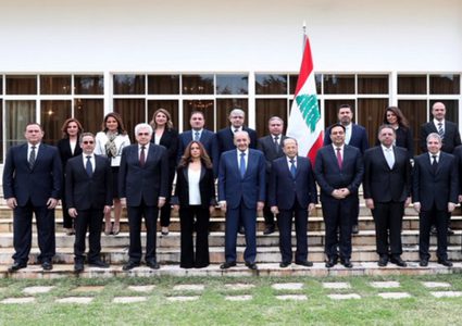 الحكومة اللبنانية تعقد اجتماعها الأول مع الرئيس عون