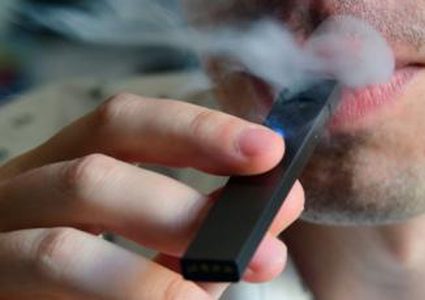 الصحة العالمية تحذر من خطر السجائر الإلكترونية على الرئة