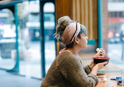 دراسة: تناول الطعام بشكل منفرد يساعدك على خسارة الوزن