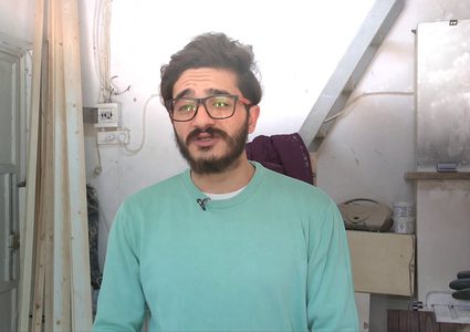 الشاب ربيع حجاوي يعيد تدوير الخشب