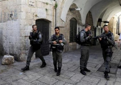 قوات الاحتلال تبعد شابين عن "الأقصى" لأربعة أشهر