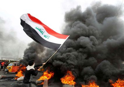 العراق: سيارات مدنية تطلق النار على متظاهرين في بغداد