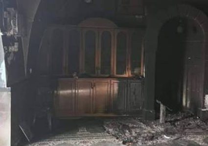 مستوطنون يحرقون مسجدا جنوب القدس ويخطون شعارات عنصرية