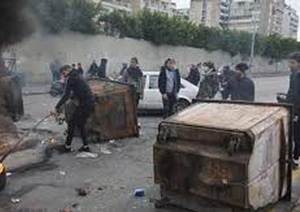 جرحى باعتداء على محتجين لبنانيين