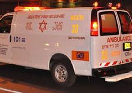 إصابة خطيرة لمواطن اثر سقوطه من علو