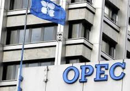 أوبك تدرس الإبقاء على تخفيضات النفط