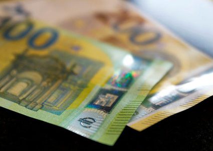 اليورو قرب أدنى مستوى في 7 أسابيع