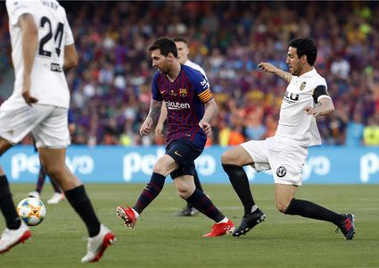 ميسي يتحدى رودريجو في قمة برشلونة وفالنسيا