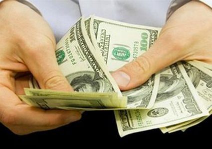 أمريكي يعثر على "كنز" متروك على رصيف ويعيده لأصحابه