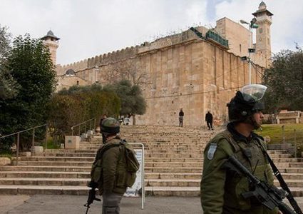 الاحتلال يعتقل شابا قرب الحرم الإبراهيمي