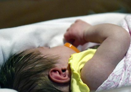 رضيع يصاب بمرض هربس المزمن بسبب "قبلة"