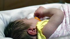 رضيع يصاب بمرض هربس المزمن بسبب "قبلة"