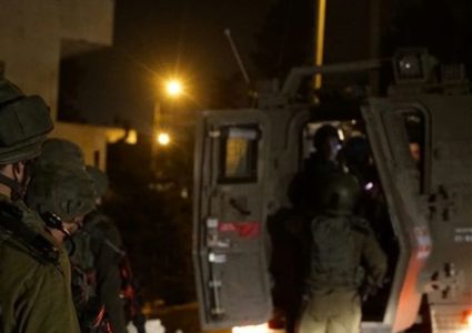 الاحتلال يعتقل شابا ويصادر أموالاً في نابلس