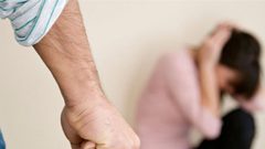 بعد سلسلة عنف بريطاني يقتل زوجته خنقاً