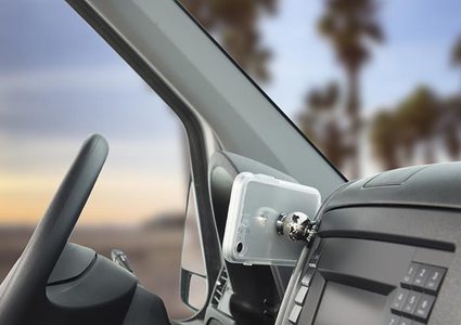 بريطانية تتعرض لجروح بالغة بعد وضعها أرجلها على تابلوه السيارة