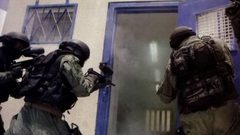 الاحتلال يقتحم سجن ريمون ويستهدف ثلاثة أسرى