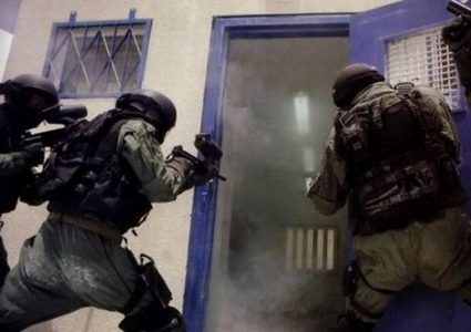 الاحتلال يقتحم سجن ريمون ويستهدف ثلاثة أسرى