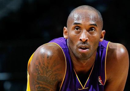 وفاة أسطورة كرة السلة الأمريكية بعد تحطم طائرته