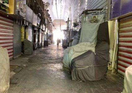 الاحتلال يخلع أبواب محلات تجارية وسط الخليل