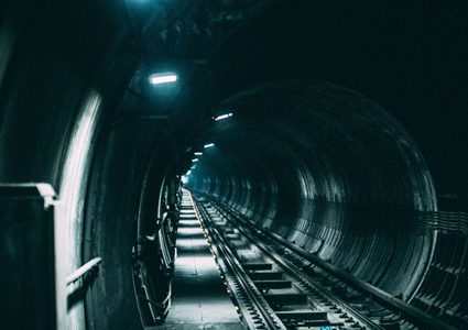 أب ينقذ ابنته من الموت تحت عجلات قطار