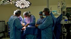 إزالة رئة مريض سرطان بطريقة جديدة