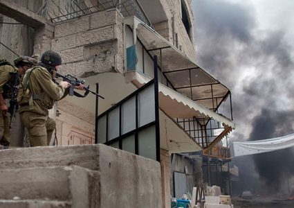 قوات الاحتلال تحطم أبواب محلات تجارية وسط الخليل