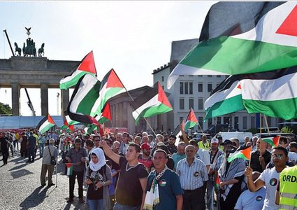 وقفة احتجاجية أمام مقر السفارة الاميركية ببرلين ضد "صفقة القرن"