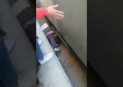 مصر.. أب شجاع ينقذ ابنته من الموت تحت عجلات القطار