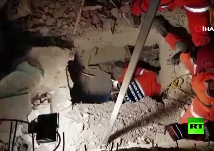 إنقاذ طفلة قضت 24 ساعة تحت الأنقاض بعد زلزال تركيا