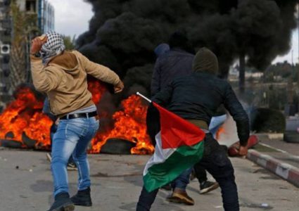 إصابتان بالرصاص الحي خلال مواجهات مع الاحتلال في البيرة