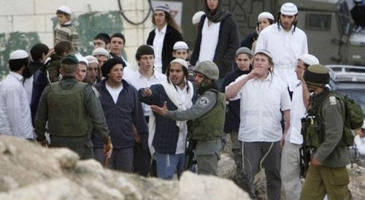 مستوطنون ينصبون سياجا حديديا قرب الحرم الإبراهيمي