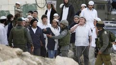 مستوطنون ينصبون سياجا حديديا قرب الحرم الإبراهيمي