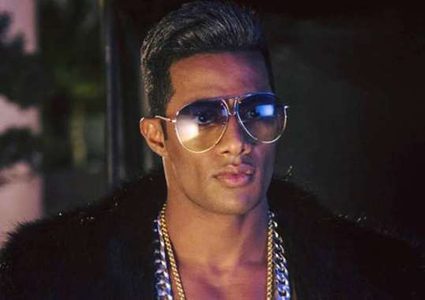 محمد رمضان يشعل مواقع التواصل بقلادته الماسية