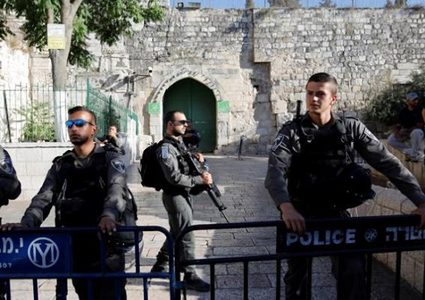 قوات الاحتلال تغلق جميع أبواب الأقصى وتعتقل شابين من داخله