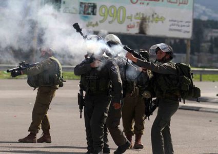 الخليل: إصابات بالاختناق عقب إطلاق الاحتلال قنابل الغاز تجاه منزل