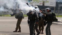 الخليل: إصابات بالاختناق عقب إطلاق الاحتلال قنابل الغاز تجاه منزل