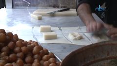 الطمرية والزلابية من أشهر الحلويات في مدينة نابلس