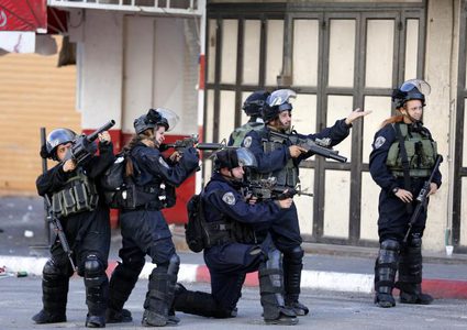 اعتقال 3 شبان خلال قمع مسيرة شمال الخليل